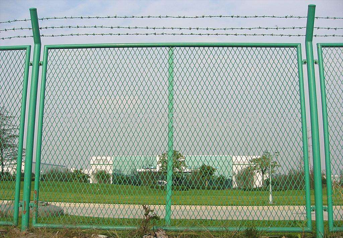 Heavy Galvanized PVC Coated Diamond Mesh Fence Topped with Barbed Wire PVC Coated